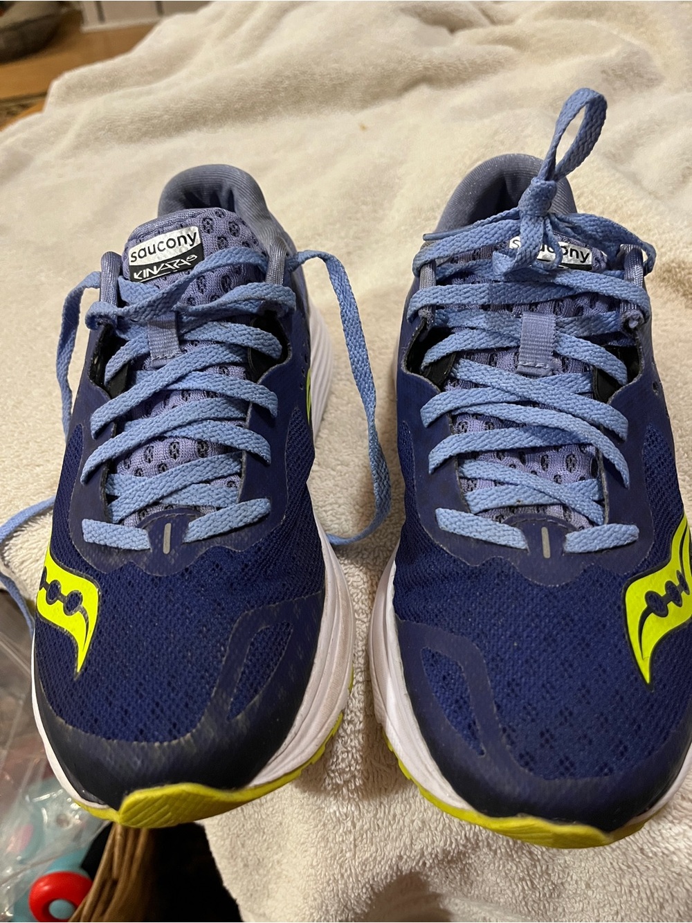Saucony women's ' Kinvara Running Shoes - Navy and Light Blue. 7.5